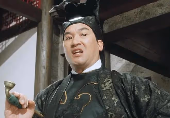 梁家仁小店吃飯被偶遇！鬚髮皆白精神好，與石榴姐畫像合影引回憶