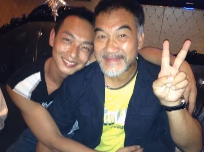 梁家仁小店吃飯被偶遇!鬚髮皆白精神好,與石榴姐畫像合影引回憶