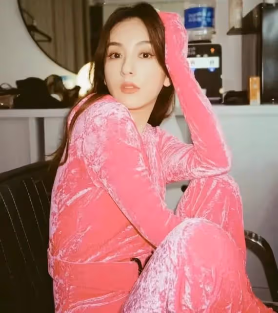 郭富城妻子方媛穿連體美衣，配文：「新款」衣服，好心情一覽無餘