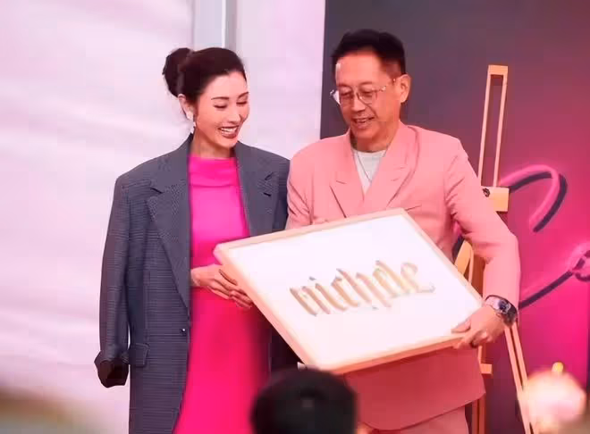 李嘉欣在自己豪宅開派對，許晉亨侄子一家也參加了，現場非常熱鬧