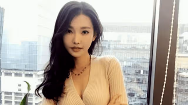 她曾在大二被王晶選中，與周潤發合作後走紅，今被稱為最美晶女郎