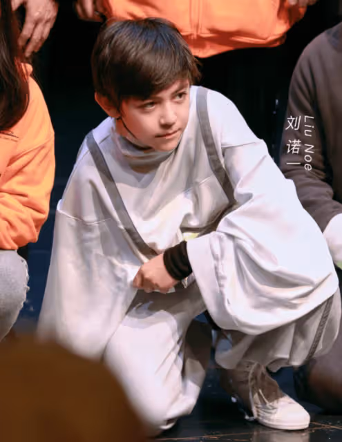 劉燁兒子諾一近況曝光！拍音樂劇如憂鬱王子，五官精緻帥氣非凡