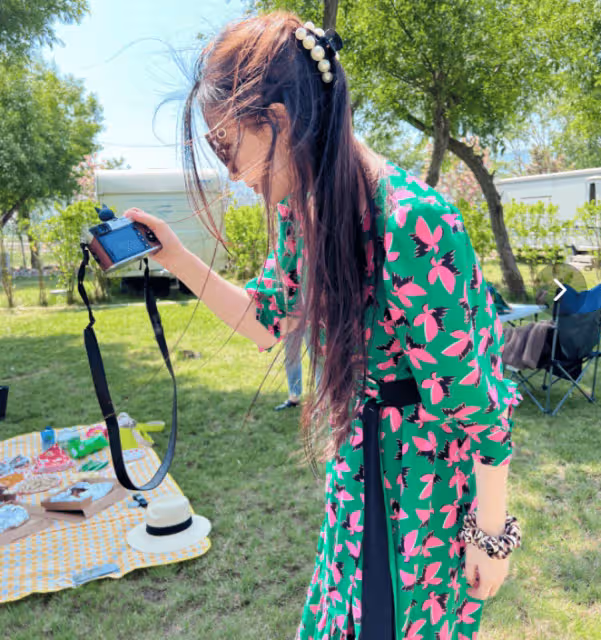 35歲劉亦菲曬戶外野餐照，穿綠色長裙盡顯優雅，趴草地上愜意自在