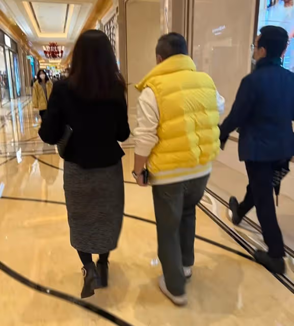 曾志偉逛街被偶遇！與異性熱聊表現親密，喪妻後跟好友遺孀傳緋聞