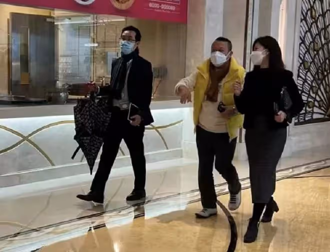 曾志偉逛街被偶遇！與異性熱聊表現親密，喪妻後跟好友遺孀傳緋聞
