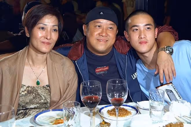 曾志偉逛街被偶遇！與異性熱聊表現親密，喪妻後跟好友遺孀傳緋聞