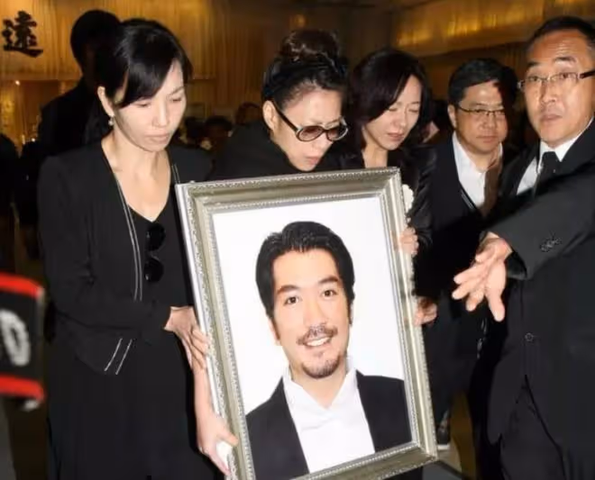 曾志偉逛街被偶遇！與異性熱聊表現親密，喪妻後跟好友遺孀傳緋聞