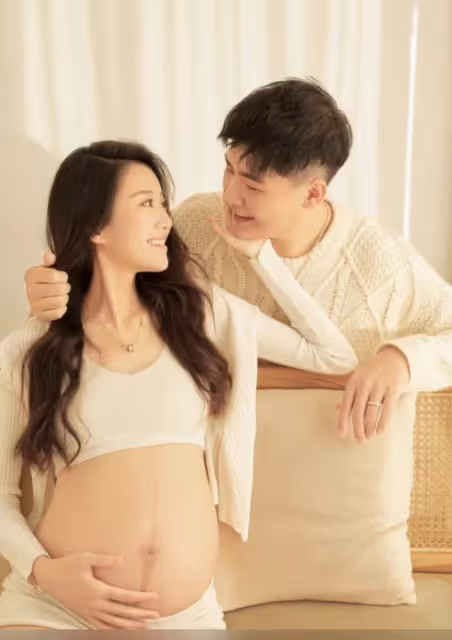 閆學晶兒媳即將生產！曬大肚照四肢纖細美似少女，丈夫高大長像媽