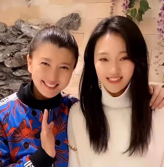 閆學晶兒媳即將生產！曬大肚照四肢纖細美似少女，丈夫高大長像媽