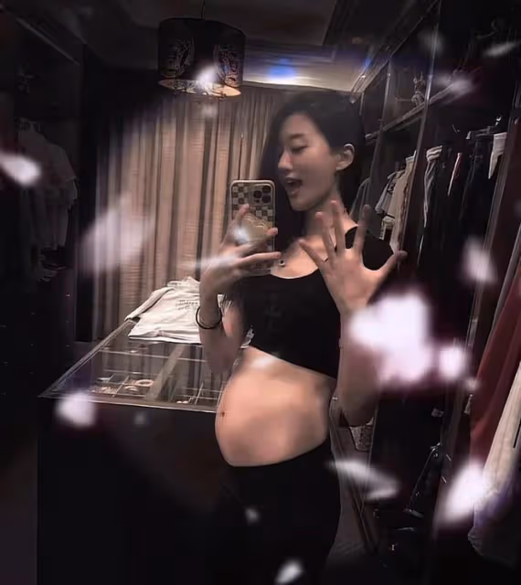 閆學晶兒媳即將生產！曬大肚照四肢纖細美似少女，丈夫高大長像媽