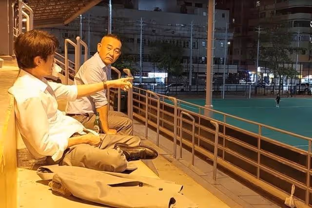 香港知名男星突然復出拍戲!狀態凍齡依舊帥氣有型,至今仍是單身
