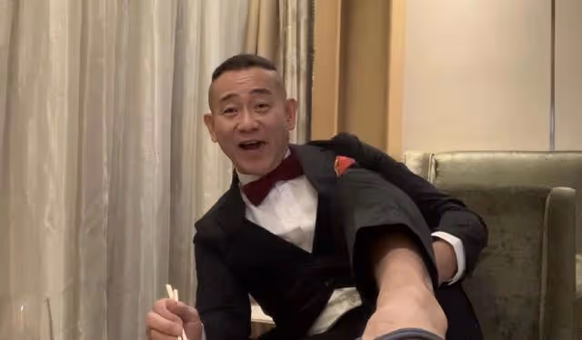 香港知名男星突然復出拍戲!狀態凍齡依舊帥氣有型,至今仍是單身