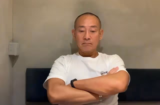 香港知名男星突然復出拍戲!狀態凍齡依舊帥氣有型,至今仍是單身