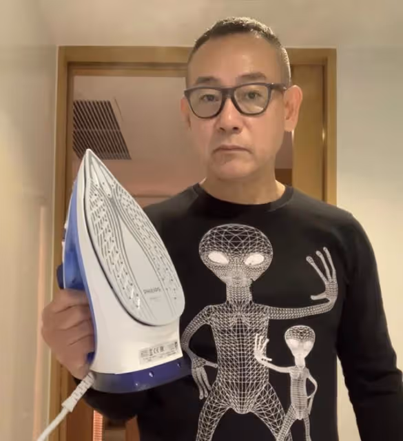 香港知名男星突然復出拍戲!狀態凍齡依舊帥氣有型,至今仍是單身