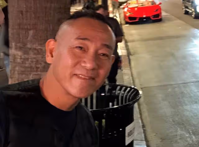 香港知名男星突然復出拍戲!狀態凍齡依舊帥氣有型,至今仍是單身