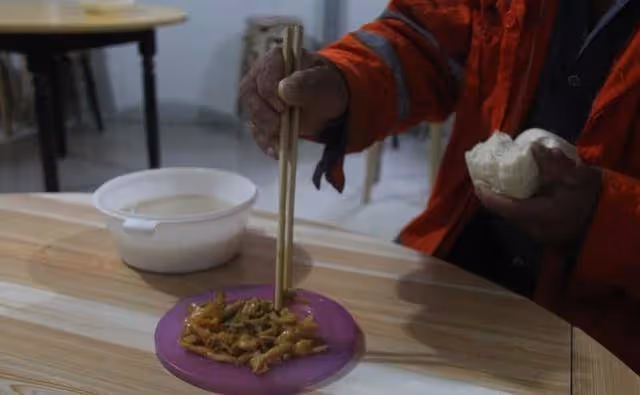 嫂子幫我帶了兩年娃,我給她13萬,她把孩子行李送回來,我打開後卻哭了.