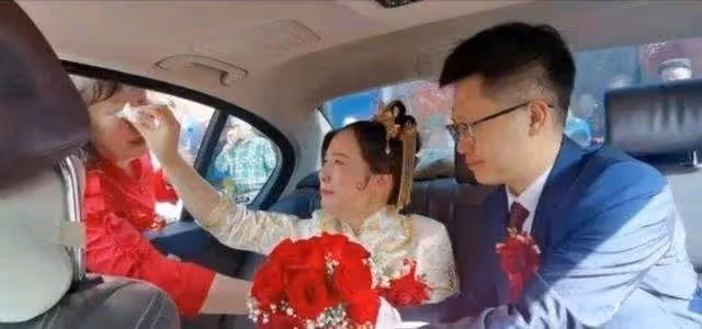 我出嫁當天媽媽流下不舍的淚水,婆婆一句話寒了我的心