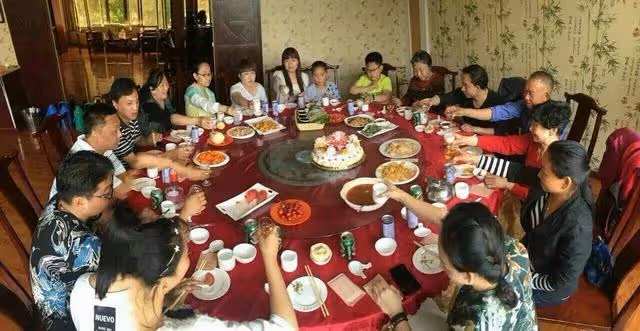 我出嫁當天媽媽流下不舍的淚水,婆婆一句話寒了我的心