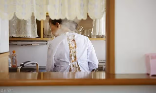 兒媳拒絕婆婆來帶娃,卻提出每月要4000元,62歲婆婆:誰的娃誰管