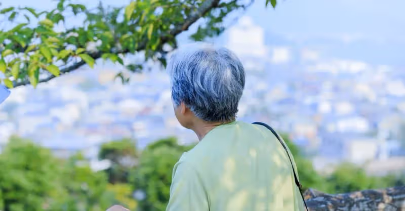 老人帶完孫子急匆匆想回老家，67歲大媽坦言:多一分鐘都不想待