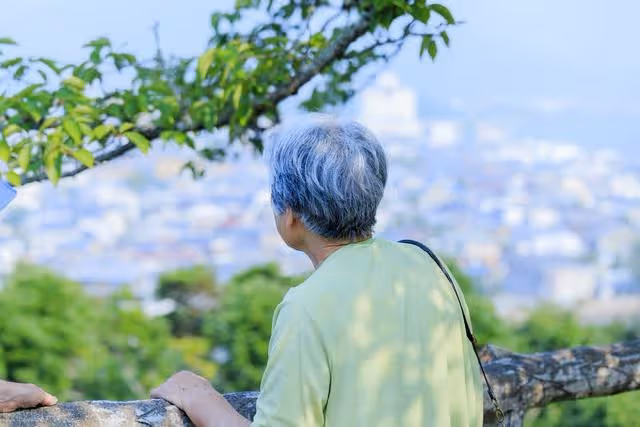 老人帶完孫子急匆匆想回老家,67歲大媽坦言:多一分鐘都不想待