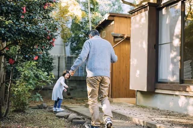 老人帶完孫子急匆匆想回老家,67歲大媽坦言:多一分鐘都不想待
