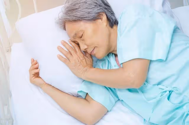 去兒女家養老被退回,75歲老人:人到晚年才明白,原來親情很現實