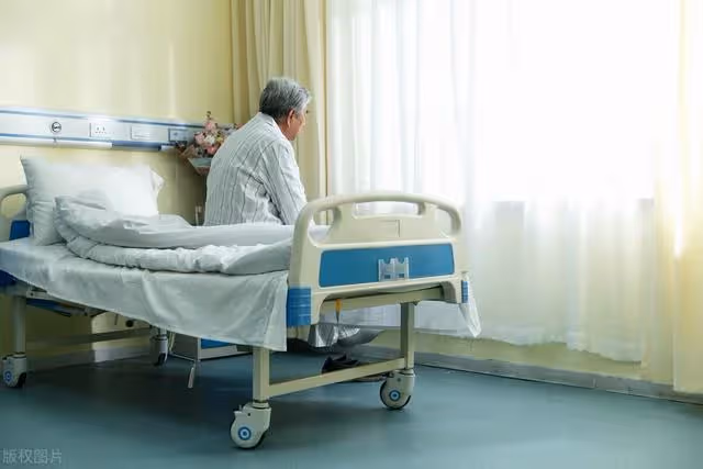 去兒女家養老被退回,75歲老人:人到晚年才明白,原來親情很現實