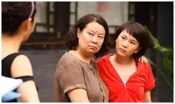 小姑子教唆婆婆給我下馬威,老公只說婆婆不易,小姑子還小