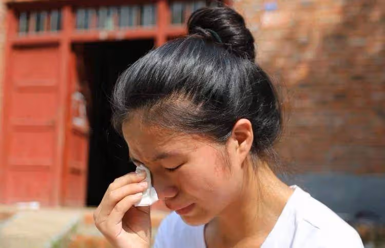 父母去世我將妹妹養大!她出嫁當天「我給10萬陪嫁」她卻「把錢砸我臉上」我崩潰落跑