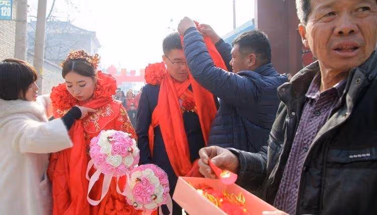 父母去世我將妹妹養大!她出嫁當天「我給10萬陪嫁」她卻「把錢砸我臉上」我崩潰落跑