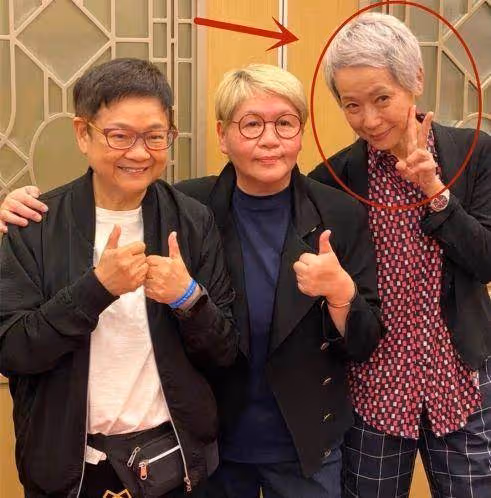 59歲葉童素顏出鏡!許仙滿頭白髪狀態鬆弛 ,被嘲不如「68歲趙雅芝」她笑:自己開心最好!