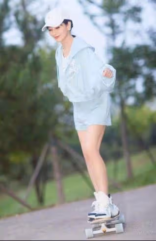 59歲葉童素顏出鏡!許仙滿頭白髪狀態鬆弛 ,被嘲不如「68歲趙雅芝」她笑:自己開心最好!