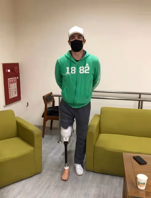 無預警公開截肢照!56歲男星伊正「右腳穿義肢」真的很痛,他現身「解釋現況」粉絲全含淚