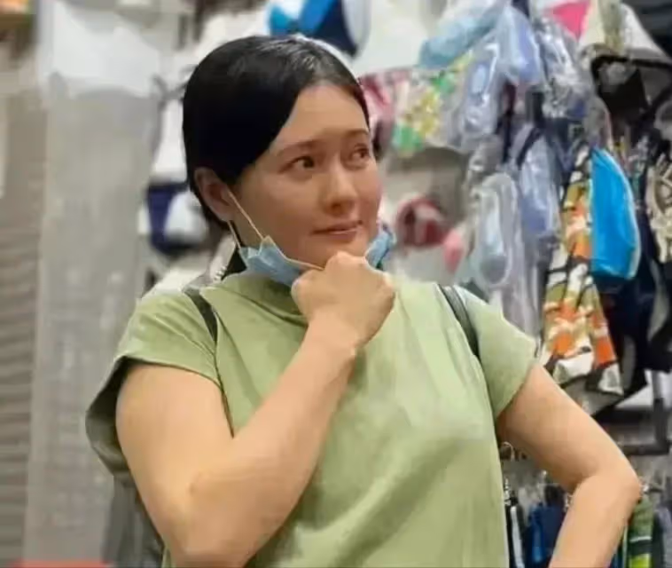 路人一枚？56歲李麗珍近況曝光，靠在街邊賣化妝品度日，身材走樣無人識