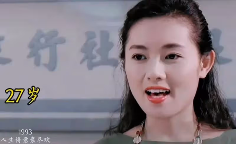 路人一枚？56歲李麗珍近況曝光，靠在街邊賣化妝品度日，身材走樣無人識