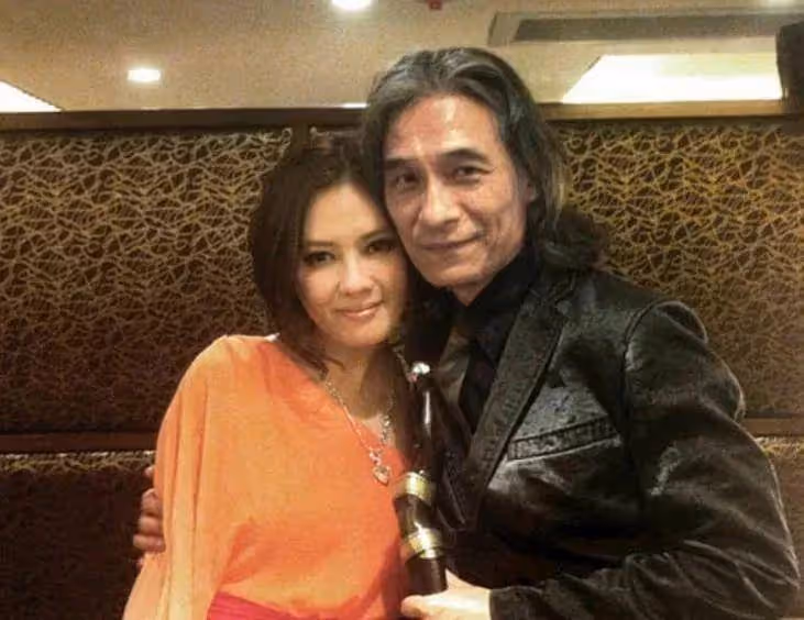 路人一枚？56歲李麗珍近況曝光，靠在街邊賣化妝品度日，身材走樣無人識