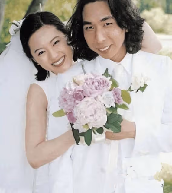 路人一枚?56歲李麗珍近況曝光,靠在街邊賣化妝品度日,身材走樣無人識