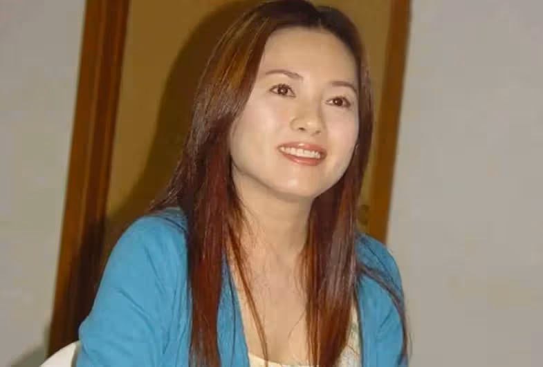 路人一枚?56歲李麗珍近況曝光,靠在街邊賣化妝品度日,身材走樣無人識