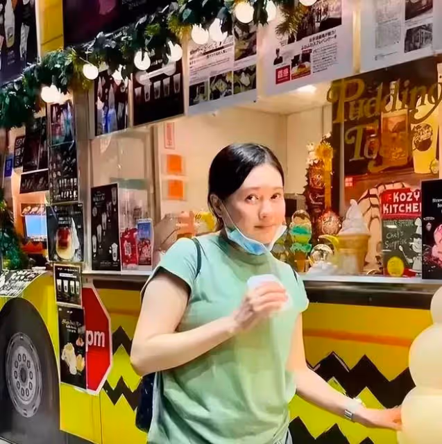 路人一枚?56歲李麗珍近況曝光,靠在街邊賣化妝品度日,身材走樣無人識