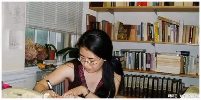 她是北大才女，卻不顧反對嫁給了54歲美國教授，田曉菲的現狀如何