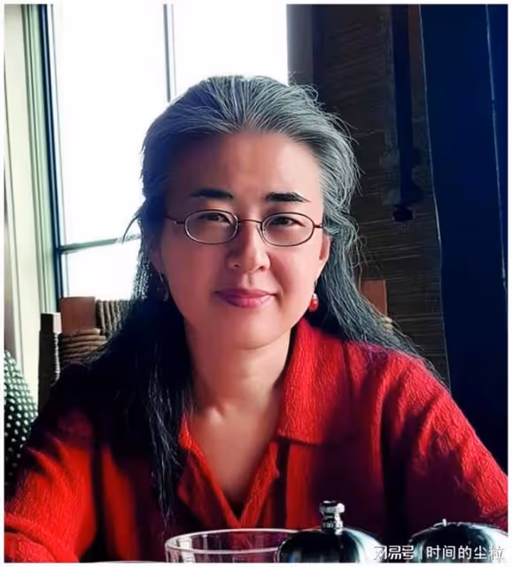 她是北大才女，卻不顧反對嫁給了54歲美國教授，田曉菲的現狀如何