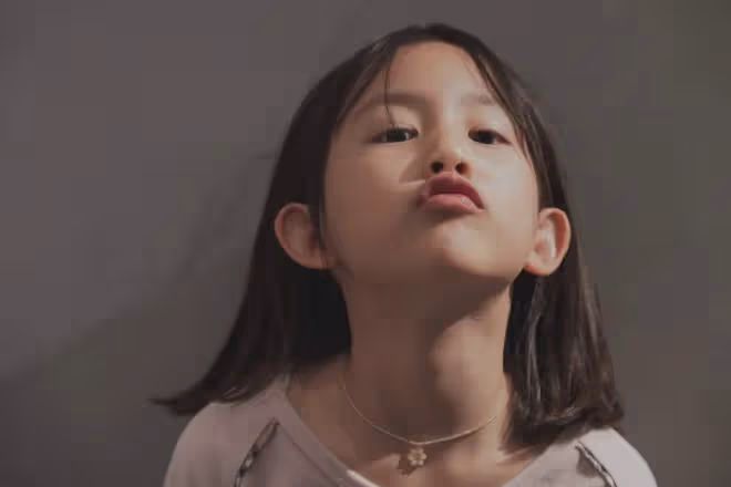 孫莉曬小女兒近照，9歲妹妹矯正大門牙引熱議，嘟嘴賣萌像黃磊