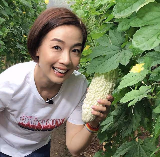 梁洛施發文祝賀TVB新晉視後!兩人因佛結緣,曬頭貼頭親密合照