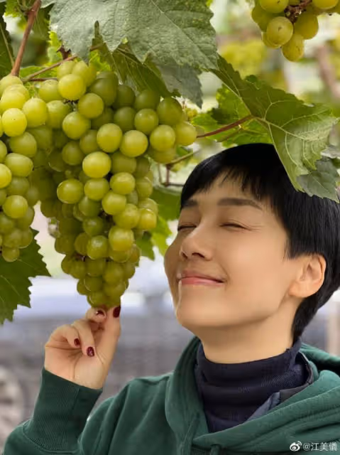 梁洛施發文祝賀TVB新晉視後!兩人因佛結緣,曬頭貼頭親密合照