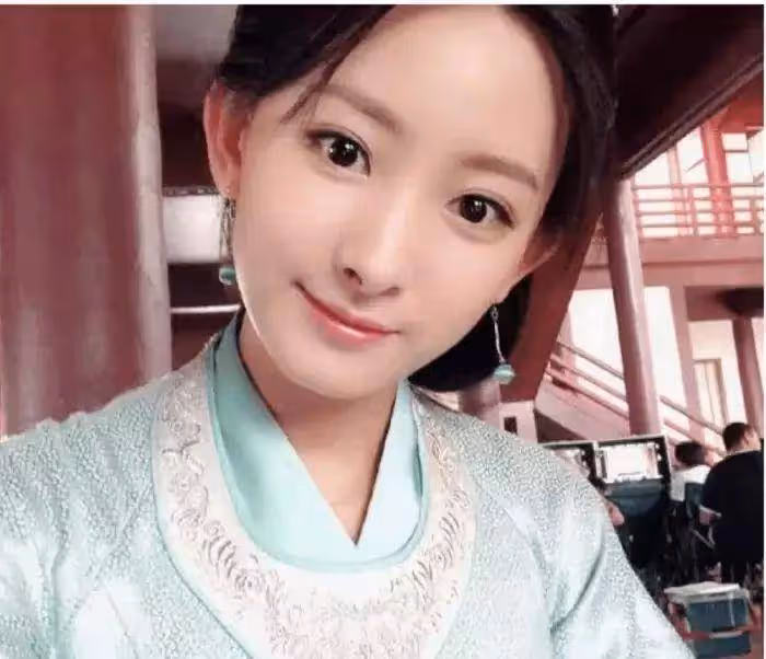 慶餘年：「沈婉兒」終於換下古裝，穿上V領長裙後，觀眾沸騰了