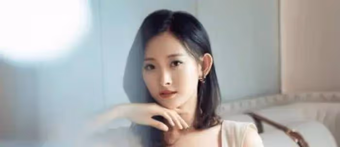 慶餘年：「沈婉兒」終於換下古裝，穿上V領長裙後，觀眾沸騰了