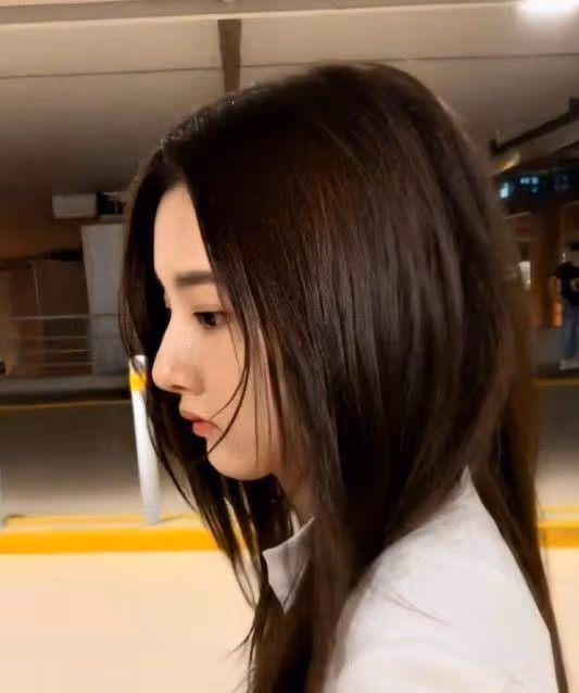 宋祖兒坐扶梯被抓拍生圖，當她抬起頭那一刻，臥蠶美得驚艷眾人！