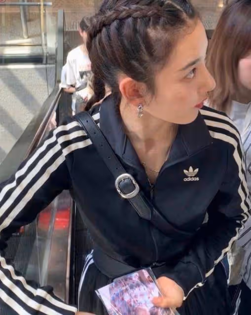 宋祖兒坐扶梯被抓拍生圖，當她抬起頭那一刻，臥蠶美得驚艷眾人！