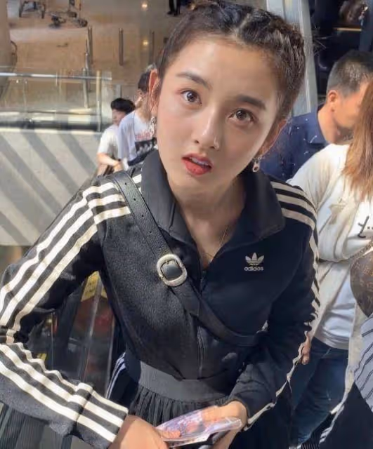 宋祖兒坐扶梯被抓拍生圖，當她抬起頭那一刻，臥蠶美得驚艷眾人！